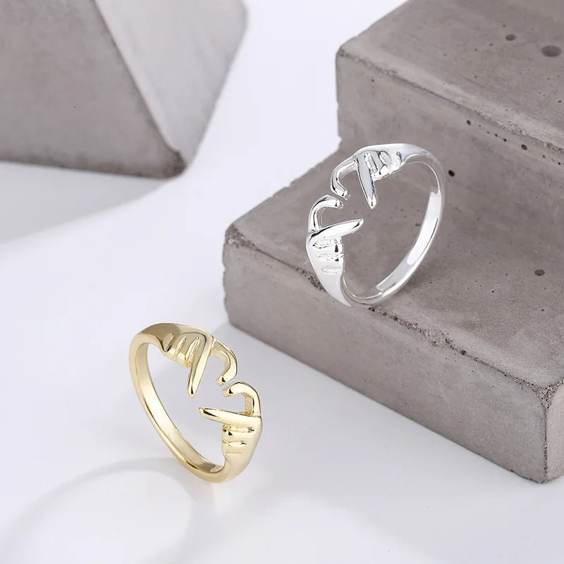 Anillo de dedo con forma de corazon oro y plata